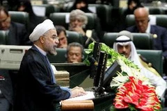 Tân Tổng thống Hassan Rowhani phát biểu tại lễ tuyên thệ nhậm chức ở thủ đô Tehran. (Nguồn: AFP/TTXVN)