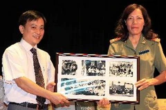 Tiếp nhận tài liệu, hiện vật cho các tổ chức cá nhân hiến tặng. (Ảnh: Quý Trung/TTXVN)