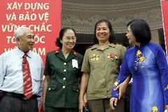 Lãnh đạo TP.HCM gặp gỡ, giao lưu với các cựu chiến binh tại Lễ kỷ niệm. (Ảnh: Thế Anh/TTXVN)