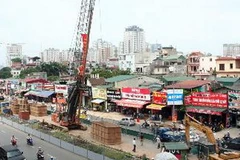 Công trường thi công cầu vượt Lê Văn Lương-Đường Láng. (Ảnh: Huy Hùng/TTXVN)