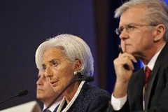 Giám đốc điều hành IMF Christine Lagarde (trái) phát biểu trong cuộc họp báo tại hội nghị. (Nguồn: THX/TTXVN)