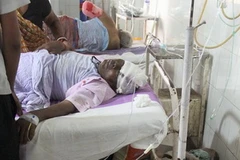 Người bị thương được cứu chữa tại bệnh viện sau các vụ nổ ngày 27/10. (Nguồn: AFP/TTXVN)