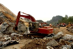 Tìm cứu nạn nhân. (Ảnh: Trần Cảnh Yên/TTXVN)