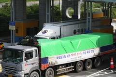 Một xe của Hàn Quốc viện trợ lương thực cho Triều Tiên. (Nguồn: YONHAP/TTXVN)