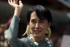 Bà San Suu Kyi vẫy chào người ủng hộ tại Dawei. (Nguồn: Reuters)