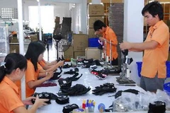 Sản xuất găng tay thể thao tại công ty Komega-X (100% vốn Hàn Quốc) ở Khánh Hòa. (Ảnh: Hồng Kỳ/TTXVN)