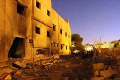 Hiện trường vụ nổ đã xảy ra tại cơ quan Tình báo Libya ở thị trấn Benghazi, Libya ngày 1/8. (Nguồn: AFP/TTXVN)