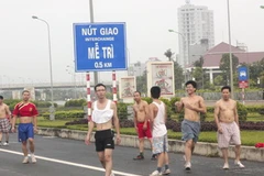 Đại lộ Thăng Long thành sân bóng đá. (Ảnh: Ngọc Hà/TTXVN.)