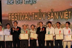 Trao giấy khen cho các đơn vị tham gia Festival. (Ảnh: Duy Khương/TTXVN)