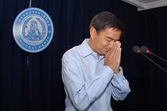 Thủ tướng Thái Lan Abhisit Vejjajiva trong cuộc họp báo tại Bangkok ngày 4/7. (Nguồn: THX/TTXVN)
