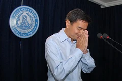 Thủ tướng Thái Lan Abhisit Vejjajiva trong cuộc họp báo tại Bangkok ngày 4/7. (Nguồn: THX/TTXVN)