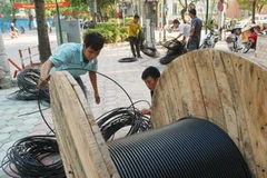 Chỉnh trang đường phố chào mừng 1.000 năm Thăng Long-Hà Nội. (Ảnh: Trọng Đạt/TTXVN)