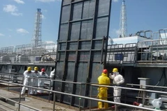 Tấm bảo vệ bằng thép lớn được dựng chắn một cửa cống nhằm chặn sự rò rỉ nước phóng xạ tại nhà máy điện hạt nhân Fukushima -1. (Nguồn: AFP/TTXVN)