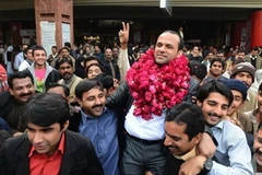 Nazir được chào đón tại quê nhà. (Nguồn: AFP)