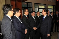 Thủ tướng Nguyễn Tấn Dũng với các doanh nghiệp Singapore. (Ảnh: Đức Tám/TTXVN)