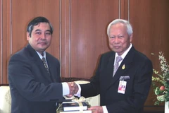 Đại sứ Ngô Đức Thắng và Chủ tịch Hội đồng Cơ mật Thái Lan Prem Tinsulamonda (bên phải). (Ảnh: Trần Ngọc Tiến/TTXVN)