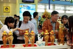 Khách tham quan gian hàng. (Ảnh: Dương Ngọc/TTXVN)