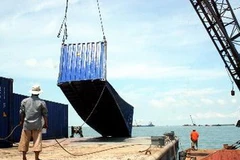 Trục vớt container tàu Trường Hải Star. (Ảnh: Đoàn Mạnh Dương/TTXVN)