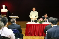 Bộ trưởng Phạm Vũ Luận nói chuyện với sinh viên và lưu học sinh tại Pháp. (Ảnh: Phân xã Paris/Vietnam+)