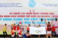 Học sinh trường THCS Đoàn Kết tái hiện quang cảnh Thế vận hội tại lễ phát động cuộc thi. (Ảnh: Minh Tú/TTXVN)