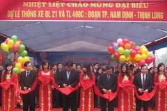 Các đại biểu cắt băng khánh thành, chính thức thông xe Ql 21 và Tỉnh lộ 490 C. (Nguồn: giaothongvantai.com.vn)