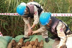 Xử lý bom còn sót lại sau chiến tranh ở Việt Nam. (Ảnh: Hồ Cầu/TTXVN)