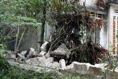 Tường bao của nhà dân bị đổ do vụ nổ gây ra. (Ảnh: Dương Giang/TTXVN)