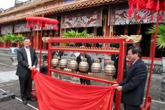 Trung tâm Nghệ thuật Biểu diễn Truyền thống Hàn Quốc chế tác thử nghiệm thành công và bàn giao bộ Biên chung cho Trung tâm Bảo tồn di tích Cố đô Huế. (Ảnh: Quốc Việt/Vietnam+)