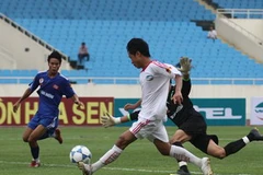 Pha đi bóng qua thủ môn Anh Hoàng và ghi bàn của Xuân Dương (20-Viettel). (Ảnh: Ngọc Trường/TTXVN)