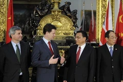 Phó Thủ tướng Anh Nick Clegg trò chuyện vớingười đồng cấp Trung Quốc Lý Khắc Cường. (Nguồn: Getty Images)