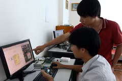 Kỹ sư Công ty Techpal đang sản xuất thiết bị phát hiện rò rỉ khí gas. (Ảnh: Mạnh Khánh/Vietnam+)