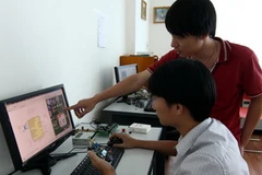 Kỹ sư Công ty Techpal đang sản xuất thiết bị phát hiện rò rỉ khí gas. (Ảnh: Mạnh Khánh/Vietnam+)