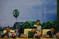 Bộ trưởng Quốc phòng VN Phùng Quang Thanh cùng các đồng cấp ASAN ký tuyên bố chung. (Ảnh: Trần Chí Hùng/Vietnam+) 