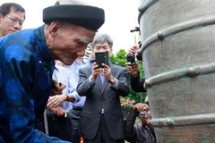 Thỉnh ẩm bộ Bác chung Đặc khánh. (Nguồn: Vnexpress)