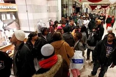 Người dân Mỹ xếp hàng mua giầy. (Nguồn: Internet)