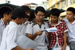 Thí sinh cùng đánh giá kết quả làm bài với sinh viên tình nguyện sau khi hoàn thành môn thi Vật lý tại Hội đồng thi Đại học Bách Khoa Hà Nội. (Ảnh: Minh Quyết/TTXVN)