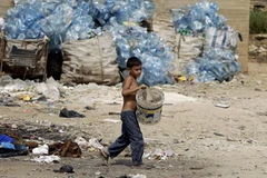 Em bé tại khu bãi rác ở phía Bắc thủ đô của Lebanon, ngày 22/9. (Nguồn: AFP/TTXVN)