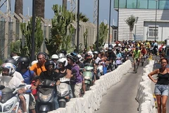 Người và xe xếp hàng dài ở biên giới Gibraltar. (Nguồn: dailymail)