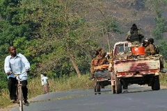 Xe quân sự của chính phủ Cộng hòa Trung Phi trên con đường tới thành phố Sibut ngày 29/12. (Nguồn: AFP/TTXVN)