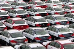 Hàng trăm xe ôtô xuất khẩu xếp hàng tại Oppama Wharf, tây nam Nhật Bản, ngày 27/10/2006. (Nguồn: EPA/TTXVN)