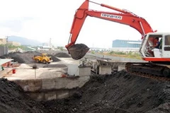 Một góc nhà máy tái chế xỉ thép làm vật liệu xây dựng tại huyện Tân Thành. (Nguồn: Tuổi Trẻ)