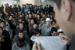 Lao động Việt Nam tại Libya chuẩn bị lên đường về nước qua ngả Tunisia vào tháng 3/2011 (Nguồn: AP)