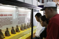 Trưng bày hiện vật gốm sứ sơn mài, pháp lam thời Nguyễn tại Bảo tàng cổ vật cung đình Huế. (Ảnh: Anh Tuấn/TTXVN)