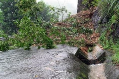 Điểm sạt lở tại km 76+100 tuyến QL 24C huyện Trà Bồng (Quảng Ngãi) đi huyện Trà My (Quảng Nam). (Ảnh: Thanh Long/TTXVN)