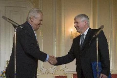 Tổng thống Milos Zeman (trái) chấp nhận đơn từ chức của Thủ tướng Jiri Rusnok tại Prague. (Nguồn: AFP/TTXVN)