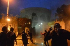 Người biểu tình Ai Cập ném gạch đá vào dinh Tổng thống ở thủ đô Cairo ngày 1/2. (Nguồn: AFP/TTXVN)