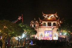 Giáo dân tưng bừng đón mừng Giáng sinh tại nhà thờ Phát Diệm, Ninh Bình. (Ảnh: Nguyễn Dân/TTXVN)