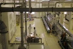 Các nhân viên làm việc tại nhà máy nhiên liệu hạt nhân mới được khánh thành ở tỉnh Isfahan ngày 9/4. (Nguồn: AFP/TTXVN)