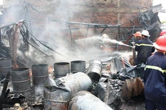 Lực lượng cứu hỏa đang dập lửa. (Ảnh: Thế Vinh/TTXVN) 