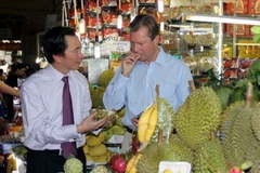 Đại Công tước Henry cùng đoàn thăm chợ Bến Thành. (Ảnh: Thanh Vũ/TTXVN)